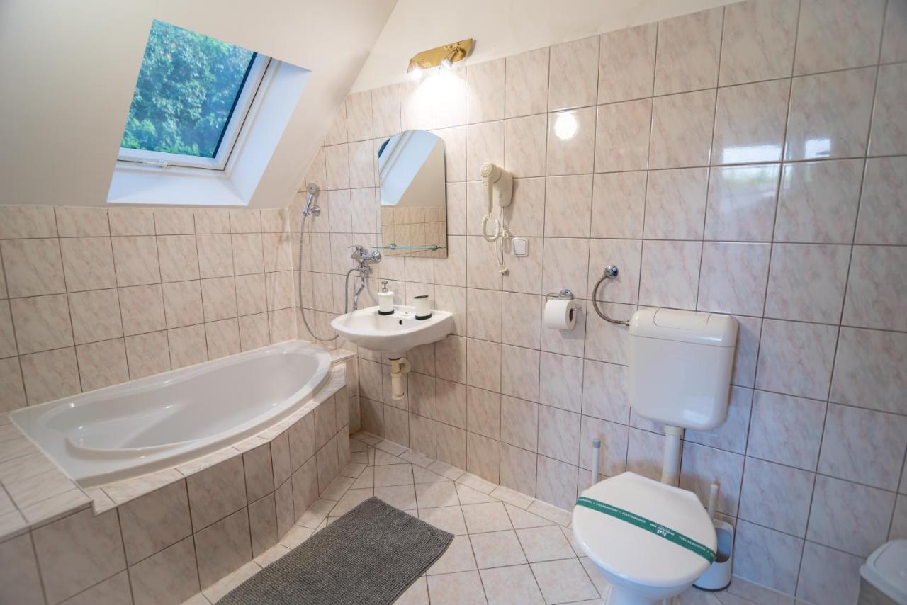 Mikulov - Inn - Hotel S Vinnym Sklepem Venuse Ngoại thất bức ảnh